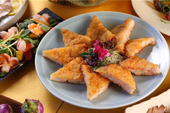 「泰式月亮虾饼」选用鲜虾、花枝浆手工制作，每一口都能吃到饱满扎实的内馅。（图／台北老爷酒店）
