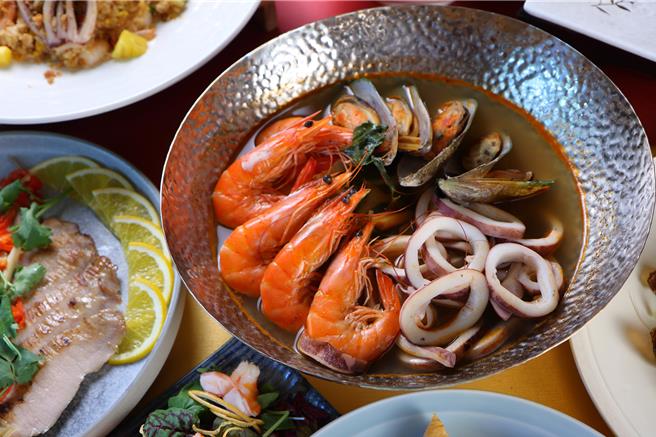 「酸辣海鲜汤」除了酸辣好滋味，另外加入椰奶增添海鲜汤的香气，让人忍不住多喝好几碗。（图／台北老爷酒店）