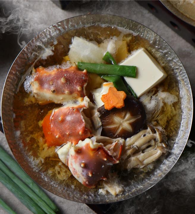 严选日本北海道鳕场蟹烹煮的锅物「鳕场蟹美味高汤锅」，蟹肉结实饱满且吸收汤汁的鲜美好味，让人宛如身处北海道。（图／台北老爷酒店）