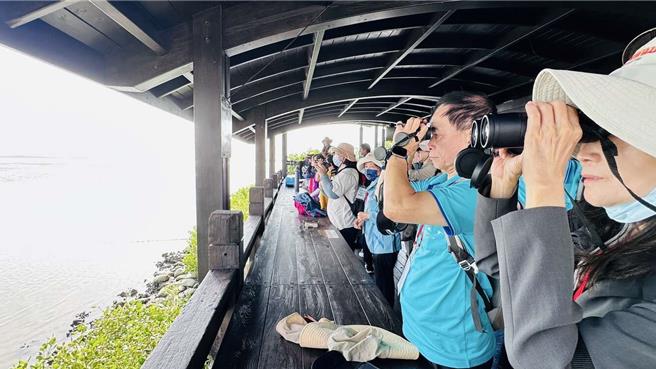日前雲嘉南管理處邀請生態專家協助培訓70名觀鳥帶路人，將作為雲嘉南鳥類導覽的生力軍。（雲嘉南濱海國家風景區管理處提供／張毓翎台南傳真）
