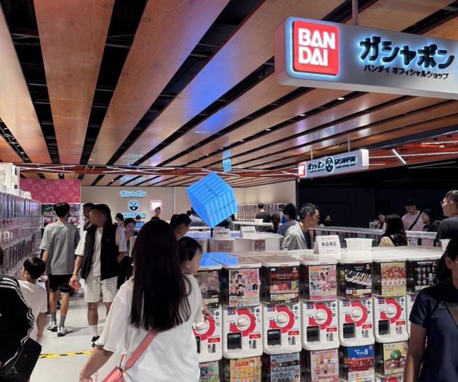 萬代扭蛋一號店進駐桃知道GELEVEN PLAZA，2日全台放颱風假，可見排隊人潮眾多。（姜霏攝）