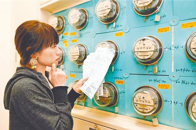 經濟部電價審議會決議產業電價調整14％，民生內需及用電或產值衰退產業凍漲，新電價將從從10月16日開始實施。（本報資料照片）