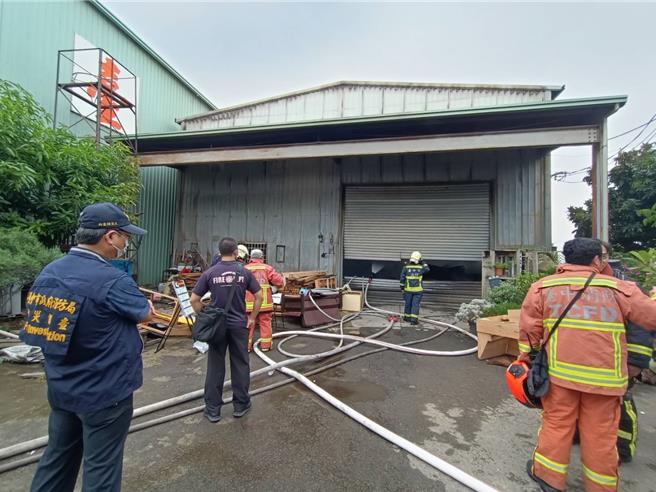 台中市沙發工廠2日凌晨大火，造成3死1傷慘劇。（陳淑娥攝）