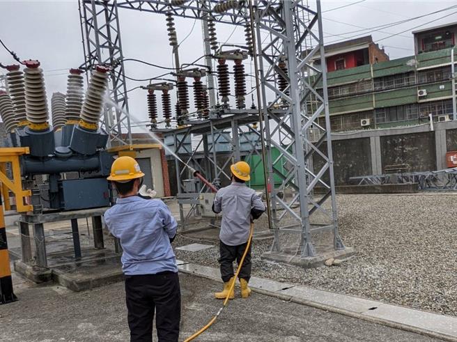 台湾电力公司彰化区营业处派员到和美变电所清洗碍子。（台电提供／孙英哲彰化传真）