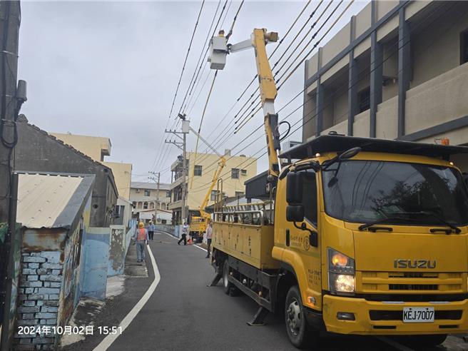 彰化县沿海传出停电状况，台电派员抢修。（台电提供／孙英哲彰化传真）