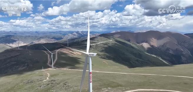 世界海拔最高風電站機組西藏完成吊裝顯大國工程硬核實力。（大陸央視）