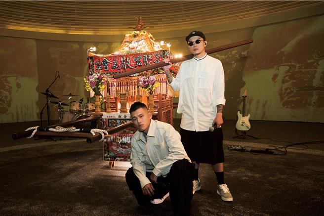 草屯囝仔阿仓(左)、枢育与百万超跑妈祖神轿。（宇宙信号提供）