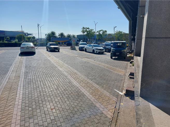 嘉义鱼市场停车场改善前使用连锁砖。（嘉市府建设处提供／廖素慧嘉市传真）