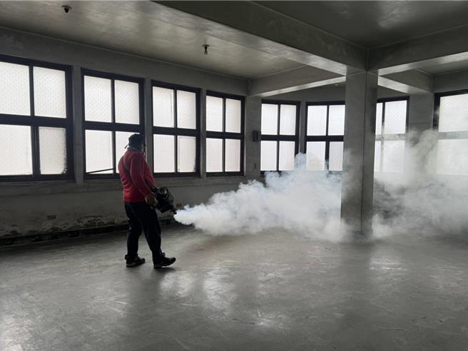 新北市新增3例本土登革热病例，2日调度卫生局及12区卫生所、环保局、清洁队、区公所及警方计200名人力加强清除社区孳生源及环境喷消。（卫生局提供）