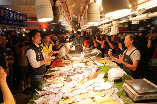 针对明天放颱风假的机率，蒋万安表示，会持续与台北市应变中心保持联繫，但颱风路径多变、速度缓慢，北市府一定会预先做好各式整备，绝对是以料敌从宽、御敌从严。(黄敬文摄)