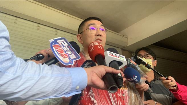 因应中度颱风山陀儿来袭，基隆市长谢国梁前往武崙国中视察。针对明日是否放颱风假，谢国梁表示，将会统一由北北基桃共识于今晚8时发布。（徐佑升摄）