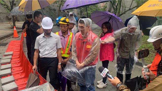 因应中度颱风山陀儿来袭，基隆市长谢国梁前往武崙国中视察防水挡板设置情形。（徐佑升摄）