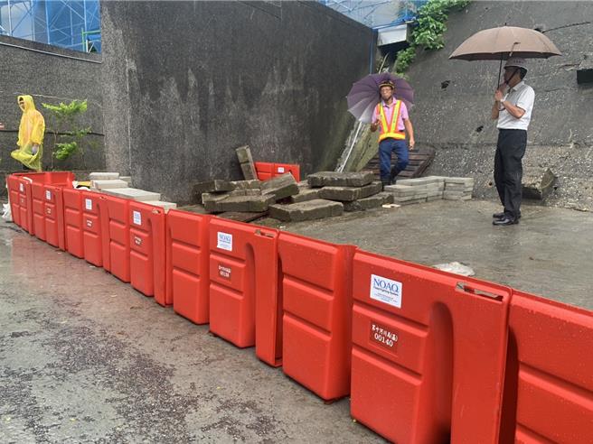 因应中度颱风山陀儿来袭，基隆市长谢国梁前往武崙国中视察防水挡板设置情形。（徐佑升摄）