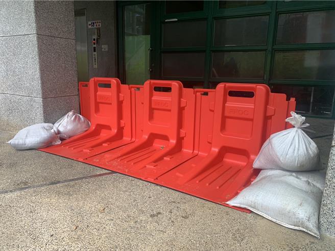 因应中度颱风山陀儿来袭，基隆市长谢国梁前往武崙国中视察防水挡板设置情形。（徐佑升摄）