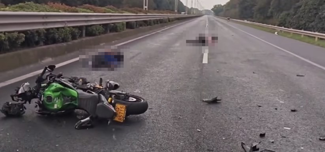 有网友曝光车祸现场画面，当时石膏喷飞坠地后试图挣扎。（翻摄自微博）