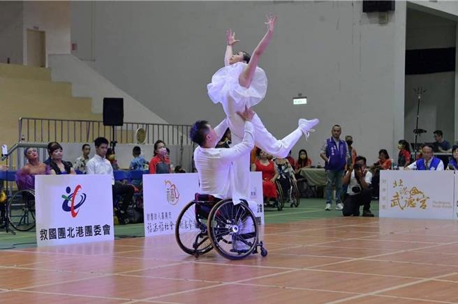 「2024WDPS北港媽祖盃輪椅體育運動舞蹈國際公開賽」邀14國選手來台競技，將於4日起在北港體育館展開2天賽事，2日主辦單位在北港鎮舉辦賽前尬舞熱身賽。（蔡秀慧提供／張朝欣雲林傳真）
