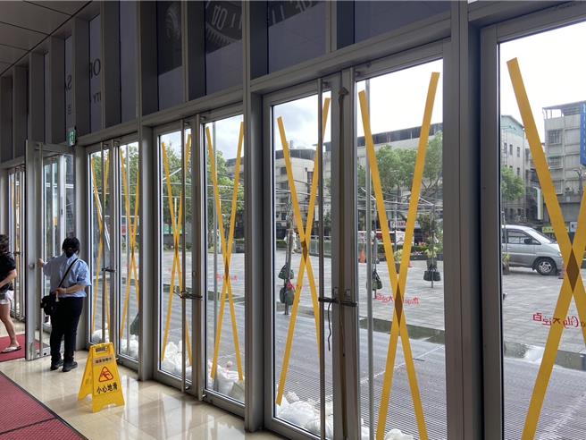 山陀兒來襲，全台遠東百貨做好防颱措施。（遠百提供）