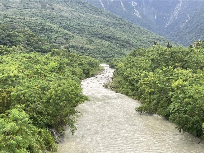 颱風來襲，美崙溪上游水源橋下方傳有老翁落水意外，溪水混濁湍急。（王志偉攝）