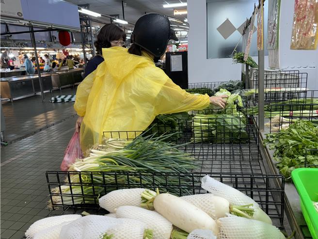 黄昏市场有不少民眾争相买菜，菜贩形容，菜刚摆好就被扫光。(曹婷婷摄)