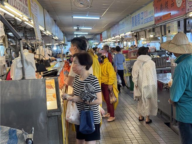 黄昏市场涌现採买人潮。(曹婷婷摄)