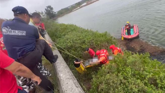 嘉县消防局获报鳌鼓溼地南堤千岛湖附近有浮尸，立即派遣人车前往，发现水域与地面落差达3、4公尺，立即出动船艇将死者打捞上岸。(嘉义县消防局提供／吕妍庭嘉义传真)