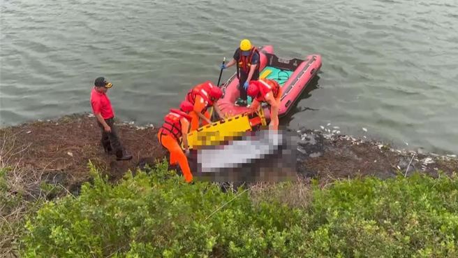 嘉县消防局获报鳌鼓溼地南堤千岛湖附近有浮尸，立即派遣人车前往，发现水域与地面落差达3、4公尺，立即出动船艇将死者打捞上岸。(嘉义县消防局提供／吕妍庭嘉义传真)