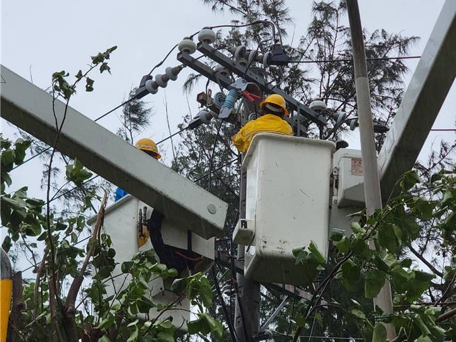 山陀兒颱風一度造成屏東縣1萬2134戶停電，經台電人員冒著風雨搶修後復電9成。（台電屏東營業處提供／羅琦文屏東傳真）