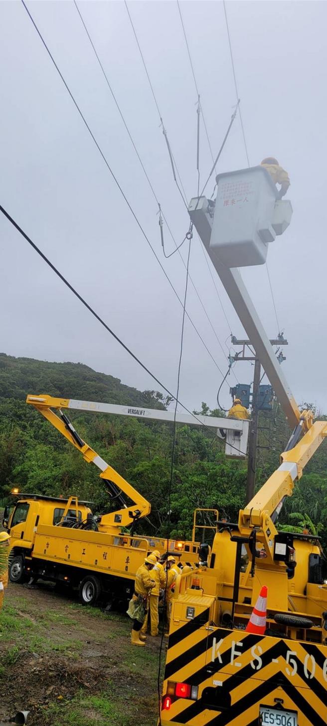 山陀兒颱風一度造成屏東縣1萬2134戶停電，經台電人員冒著風雨搶修後復電9成。（台電屏東營業處提供／羅琦文屏東傳真）