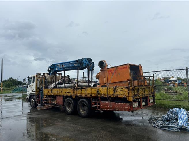 山陀儿颱风来袭，桃园市水务局5人携抽水机南下跨区支援。(水务局提供／蔡依珍桃园传真)