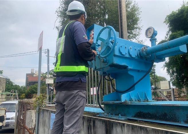 山陀儿颱风来袭，桃园市水务局5人携抽水机南下跨区支援。(水务局提供／蔡依珍桃园传真)