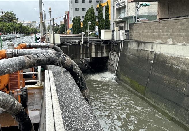山陀儿颱风来袭，桃园市水务局5人携抽水机南下跨区支援。(水务局提供／蔡依珍桃园传真)