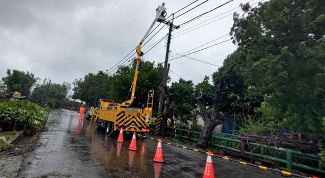 中颱山陀兒持續北上，台電統計全台累計近5.5萬戶停電。（圖／報系資料照）