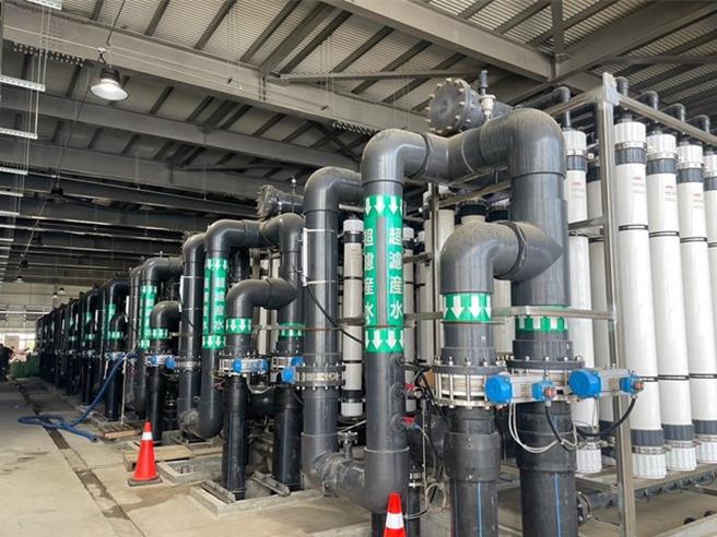 桃园市水务局推动「桃园北区水资源回收中心再生水BTO计画」兴建北台湾第一座再生水厂，今年开始每日供给再生水1.8万吨给桃炼厂和南亚塑胶锦兴厂。(水务局提供／蔡依珍桃园传真)