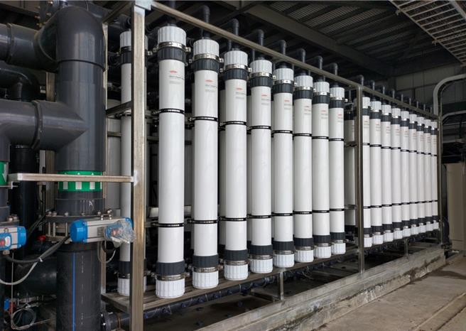 桃园市水务局推动「桃园北区水资源回收中心再生水BTO计画」兴建北台湾第一座再生水厂，今年开始每日供给再生水1.8万吨给桃炼厂和南亚塑胶锦兴厂。(水务局提供／蔡依珍桃园传真)