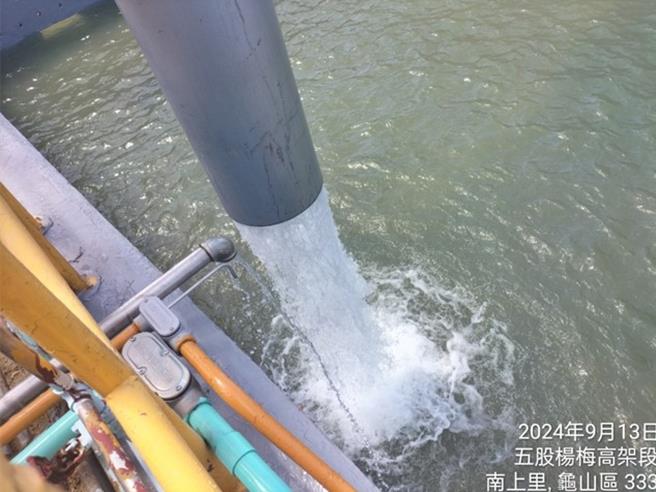 桃园市水务局推动「桃园北区水资源回收中心再生水BTO计画」兴建北台湾第一座再生水厂，今年开始每日供给再生水1.8万吨给桃炼厂和南亚塑胶锦兴厂。(水务局提供／蔡依珍桃园传真)