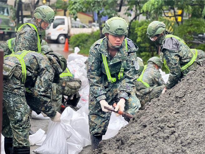 第四作战区指出，配合台南、高雄及屏东县市政府，累积投入救灾兵力1165员，今日协同后备军人辅导中心干部及民眾执行沙包装填，并会同警、消人员实施土石流潜势区预防性撤离。（第四作战区提供／林雅惠高雄传真）