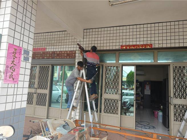 好德做工行善團協會與彰化縣慈化慈善會志工協助薛男更換鐵門。（慈化慈善會提供／孫英哲彰化傳真）