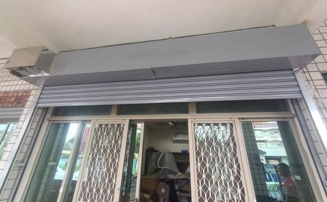 好德做工行善團協會與彰化縣慈化慈善會志工協助薛男更換鐵門。（慈化慈善會提供／孫英哲彰化傳真）