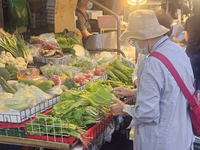 中颱山陀兒逼台，葉菜類漲幅3到5成，菜籃族嚇傻。（記者游定剛拍攝）