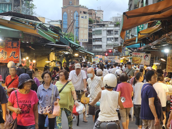 趁颱風還沒觸陸，昨(1)傍晚台北雙和市場不少民眾出門搶買。（記者游定剛拍攝）