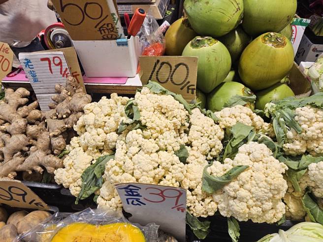 白花椰菜1斤100元。（記者游定剛拍攝）