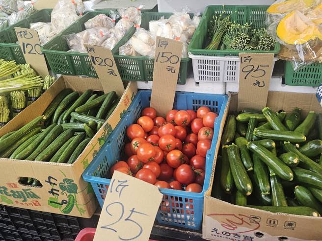 番茄1斤150元、小黃瓜1斤120元。（記者游定剛拍攝）
