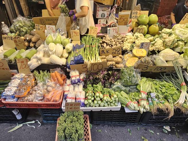 不少菜販叫苦連天，「葉菜類1斤都破100元」。（記者游定剛拍攝）