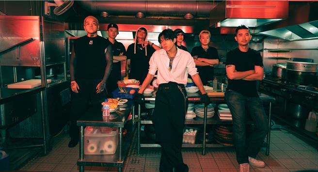 PIZZALI在新歌MV秀厨艺。（龙大谢音乐提供）