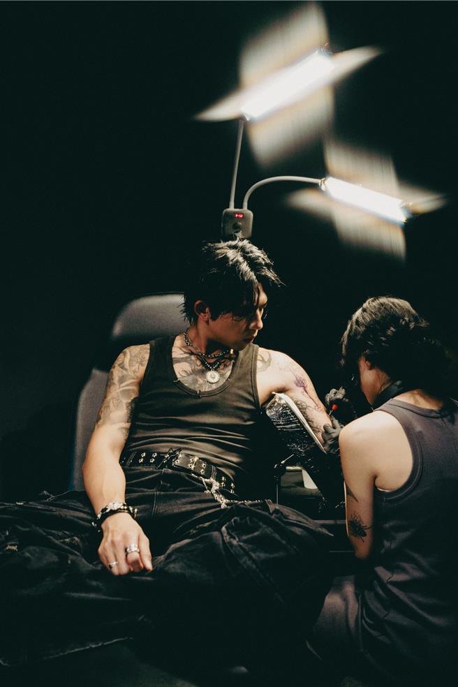 PIZZALI在新歌MV邀刺青师女友入镜。（龙大谢音乐提供）