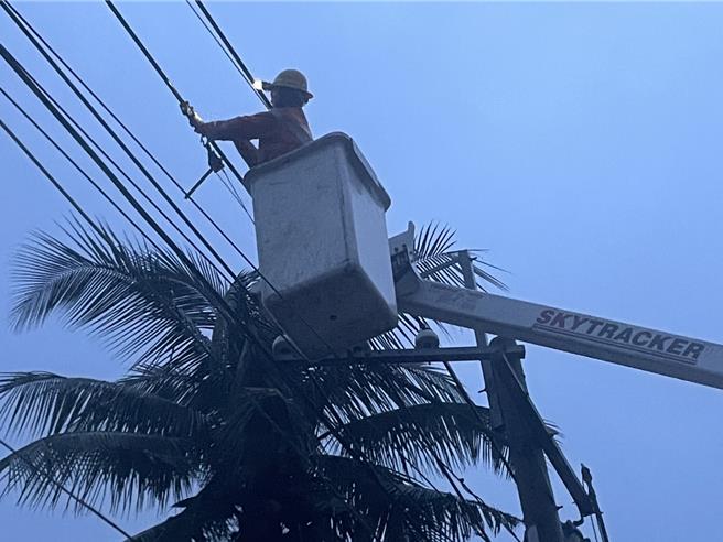 大社區民族路因高壓斷線，夜色漸深，台電高雄區處橋巡課同仁持續於現場進行搶修工作。（台電高雄區營業處提供／林雅惠傳真）