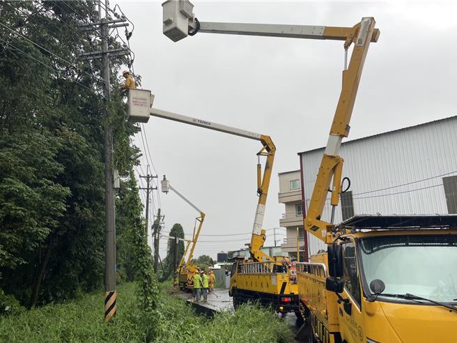 燕巢區四林路因高壓斷線，線路課同仁於現場辦理礙子更換，以及導線接續工作。（台電高雄區營業處提供／林雅惠傳真）