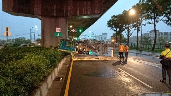 山陀儿颱风尚未登陆，就酿高雄市区零星灾情，台88线快速道路出现工程鹰架倒塌，幸未酿人员受伤。（公路局提供／任义宇高雄传真）