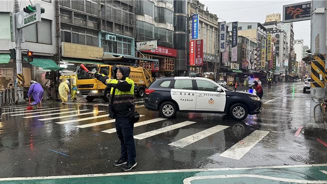 新兴区传有玻璃遭强风吹袭破裂，警方赶紧前往交管。（警方提供／任义宇高雄传真）