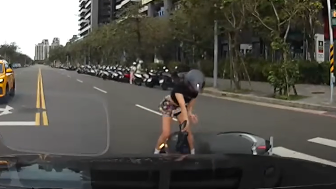 昨日淡水区有女骑士不敌强风被吹倒，后方驾驶见状，赶紧下车帮忙解围。（图／翻摄自我是新庄人许明伟）